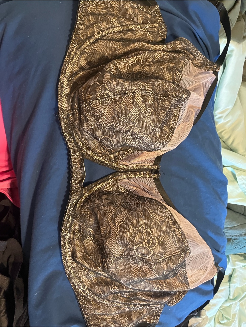 Elegant Lace Underwire Bra in Black and Gold